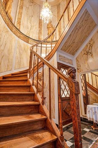 Ontdek dit unieke pand in het hart van Borgloon, dat een perfecte symbiose biedt tussen historische charme en moderne ruimte. Met een ruime...