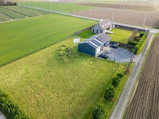 La maison, construite en 2019, a été conçue dans un souci de flexibilité et de durabilité. La conception modulaire permet d'ajouter facilement des espaces supplémentaires ou de modifier ou de supprimer des espaces existants. Parfait pour une famille qui s'agrandit ou qui souhaite personnaliser ses espaces de vie.<br /><br />3 chambres spacieuses<br />2 salles de bains modernes<br />Équipée d'énergie géothermique et de triple vitrage, une solution durable et économe en énergie pour le chauffage et la climatisation.<br />Les grandes fenêtres laissent entrer beaucoup de lumière naturelle et offrent une expérience de vie agréable.<br /><br />Entrepôt et bureaux impressionnants :<br />À côté de la maison se trouve un très grand entrepôt de pas moins de 200 m², idéal pour les entrepreneurs, les amateurs ou comme espace de stockage. L'espace de bureau de 50 m² offre un environnement professionnel pour travailler, rencontrer ou recevoir des clients. Cette combinaison de vie et de travail au même endroit rend ce bâtiment unique.<br /><br />Jardin et terrain<br />Le terrain de 4640 m² offre beaucoup d'espace et d'intimité. Que vous aimiez le jardinage, les activités de plein air ou que vous profitiez simplement de la paix et de l'espace, cette propriété a tout pour plaire.<br /><br />Pourquoi choisir cette propriété ?<br />Maison moderne et durable avec options d'agrandissement<br />Grands espaces de rangement et de travail, parfaits pour les indépendants<br />Situation calme à Deinze avec un grand terrain<br />Le chauffage géothermique pour un avenir économe en énergie<br />Vous recherchez une propriété alliant vie et travail sur un terrain spacieux ? N'hésitez pas et planifiez une visite au Kouter 253 à Deinze dès aujourd'hui !<br /><br />gestionnaire de fichiers, Amin Drif - 0493 25 46 78 - amin.drif@dewaele.com<br /><br />