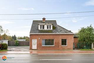 Op een goede locatie te Putte bevindt zich deze te renoveren woning met 3 slaapkamers en gezellige tuin. U bevindt zich hier op een centrale ligging, nabij het centrum met winkels, scholen en het openbaar vervoer alsook nabij belangrijke invalswegen.<br /><br />We betreden de woning via de leefruimte. Deze lichtrijke leefruimte kan u inrichten met een gezellige zithoek en aparte eetplaats. Aangrenzend bevindt zich de keuken, dewelke voorzien is van de voornaamste toestellen. Via de keuken komen we in de ruime veranda en aanpalende berging / wasplaats. Verder beschikt het gelijkvloers over de badkamer, dewelke uitgerust is met douche, lavabo en apart toilet. In de bescheiden tuin met terras kan u steeds genieten van het mooie weer. Via de nachthal op de eerste verdieping komen we bij de 3 slaapkamers, waarvan eentje met mogelijkheid tot ensuite dressing. Er is ook een toilet op de eerste verdieping aanwezig. Op de tweede verdieping komen we bij de zolder die kan dienen als opbergruimte. Tot slot beschikt de woning over twee garages.<br /><br />U bent verplicht om deze woning binnen de 6 jaar na aankoop grondig energetisch te renoveren tot minimum EPC-label D.<br /><br />Dit is een uitstekende opportuniteit als u op zoek bent naar een te renoveren woning met 3 slaapkamers en tuin op een centrale ligging nabij het centrum van Putte. Contacteer ons voor meer informatie op 0472 82 80 66 of neem een kijkje op www.boonstravastgoed.be . <br /><br />Bijzonderheden:<br />- Veranda<br />- 2 garages<br />- Centrale locatie