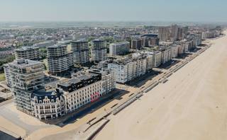 Bel appartement à vendre situé au premier étage de la rue Elisabeth dans le projet TROON17 à Ostende - Mariakerke. Ici, vous pourrez profiter d'une vue imprenable sur la mer depuis le salon et depuis la terrasse ensoleillée de l'agréable cour que le projet a à offrir. Disposition : - hall d'entrée- salon avec cuisine ouverte- rangement- salle de bain avec douche à l'italienne- toilettes séparées- chambre 1- chambre 2- une terrasse ensoleillée donnant sur la courAvantages : - parquet- très haute hauteur de plafond- chauffage au sol- chauffage par réseau de chaleur (= énergie renouvelable)- système de ventilation D- appartement lumineux Au sous-sol, il est possible d'acheter des garages ou des places de parking. Un spacieux local à vélos est également mis à votre disposition.Plans et détails des tarifs disponibles au bureau, contactez-nous au 059 50 60 50 pour un rendez-vous.