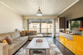 Dit mooie, ruime en lichtrijke appartement is centraal gelegen in het hart van Hamme, op wandelafstand van winkels, scholen, openbaar vervoer en ontspanningsmogelijkheden.<br /><br />Het instapklare appartement beschikt over een ruime leefruimte met veel natuurlijke lichtinval, een aansluitende half-open keuken, drie volwaardige slaapkamers, een verzorgde badkamer en twee aangename balkons. Dankzij de praktische indeling en het comfortabele woongevoel is dit appartement ideaal voor zowel gezinnen als koppels.<br /><br />Daarnaast geniet u van een uitstekende energiezuinigheid met EPC-label A (83 kWh/m²/jaar), aluminium ramen met dubbele HR-beglazing, ventilatie type C en centrale verwarming op gas via een condenserende gasketel.<br /><br />Troeven:<br />- Ondergrondse garage en berging inbegrepen in de vraagprijs<br />- Bouwjaar 2008<br />- 3 slaapkamers<br />- EPC-label A – 83 kWh/m²/jaar<br />- Centrale verwarming op gas<br />- Ventilatie type C<br />- Ondergrondse garage inbegrepen in de vraagprijs<br />- Lift aanwezig in het gebouw<br />- Instapklaar<br /><br />Heeft u nog vragen of plant u graag een bezoek in? Neem dan contact op via felix@uw-huis.be of bel naar ons kantoor tijdens de openingsuren via 052 46 38 03.
