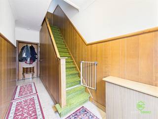 In een rustige zijstraat van de steenweg tussen Sint-Truiden en Borgloon vinden we in Gotem deze knusse gezinswoning met 3 slaapkamers op een...