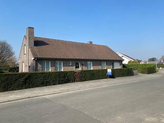 Zeer verzorgde gelijkvloerse woning te Lendelede.Deze woning is gelegen in de Zomerweg 20, een zeer rustig gelegen villa wijk nabij de Rijksweg...