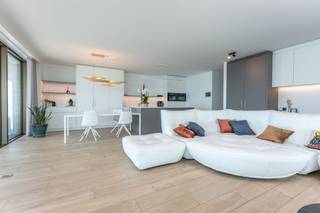 Exclusieve penthouse op een gegeerde locatie in Oostende. Deze hoogwaardige residentie biedt een unieke combinatie van ruimte, licht en comfort, met afwerking op hoog niveau en een uitzonderlijke woonbeleving. Gelegen in een stijlvol woonproject, geniet u van rust, privacy en een uitstekende bereikbaarheid. Een zeldzame opportuniteit voor wie op zoek is naar exclusief wonen aan de kust.<br /><br />Indeling: <br />- inkomhal met ingemaakte kasten<br />- japans gastentoilet<br />- luxueus ingerichte keuken (keukenblad composiet, Quooker kraan, koelkast met diepvriesvak, combi-oven, vaatwasmachine, ..) <br />- leefruimte met een schitterend zicht op zee en hinterland met aansluitend een zonnig terras, voorzien van tal van ingemaakte kasten met ingewerkte bureau<br />- badkamer 1 voorzien van dubbel lavabomeubel en inloopdouche <br />- slaapkamer 1 ensuite badkamer 1<br />- badkamer 2 voorzien van een bad met dubbele lavabomeubel<br />- slaapkamer 2 voorzien van ingemaakte kasten<br />- slaapkamer 3<br />- 2 kelderbergingen <br /><br />Dit pareltje is volledig met smaak ingericht en afgewerkt met topkwaliteit. Mogelijkheid tot aankopen garagebox of staanplaats in gebouw met mogelijkheid tot elektrisch laden. <br /><br /><br />Bestuursmaatregelen in het maatregelenregister: nee