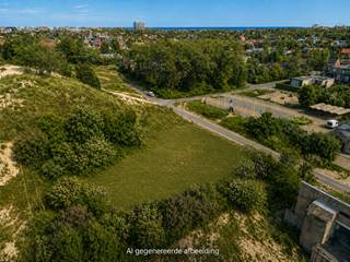Op een van de meest gegeerde locaties aan de Belgische kust, verscholen in de exclusieve villawijk Witte Burg, bevindt zich deze uitzonderlijke bouwgrond van 1.755 m². Omringd door duinen, majestueuze bomen en residentiële villa's biedt dit unieke perceel een zeldzame combinatie van rust, privacy en exclusiviteit en dit alles op wandelafstand van verschillende dorpswinkels. <br /><br />Dit is een uitzonderlijke opportuniteit om een exclusieve nieuwbouwwoning te realiseren op een van de meest prestigieuze adressen van Oostduinkerke. Dankzij de royale perceeloppervlakte geniet u van alle ruimte om een hoogwaardige villa te ontwerpen die volledig aansluit bij uw woonwensen, met royale leefruimtes, een prachtig aangelegde tuin, ruime terrassen.<br /><br />Ook financieel biedt deze eigendom interessante voordelen. De aankoop van het perceel gebeurt onder het registratiestelsel (2% registratierechten, mits voldaan aan de wettelijke voorwaarden). Vervolgens kan de nieuwbouwwoning worden gerealiseerd waarbij het verlaagde btw-tarief van 6% mogelijk van toepassing is, mits voldaan aan de geldende federale voorwaarden. Hierdoor vormt deze eigendom niet alleen een exclusieve, maar ook een bijzonder interessante investering.<br /><br />De residentiële omgeving staat bekend om haar groene karakter, haar discrete uitstraling en haar uitzonderlijke woonkwaliteit. Hier woont u in alle sereniteit, op korte afstand van de duinen, het strand en de Noordzee, terwijl winkels, horeca en andere voorzieningen vlot bereikbaar blijven.<br /><br />Bouwgronden van deze omvang en op deze toplocatie worden slechts uitzonderlijk aangeboden. Dit is een unieke kans om een exclusieve villa te realiseren in een van de meest gegeerde woonomgevingen van Oostduinkerke.<br /><br />Kenmerken<br /><br />Prestigieuze ligging in de residentiële villawijk Witte Burg<br /><br />Perceel van 1.755 m². +/- 53m lengte en 33m breedte<br /><br />Exclusieve bouwgrond op toplocatie<br /><br />Aankoop onder registratierechten (2%, mits voldaan aan de wettelijke voorwaarden)<br /><br />Mogelijkheid tot realisatie van een exclusieve nieuwbouwvilla<br /><br />Mogelijkheid tot toepassing van het 6%-btw-tarief op de nieuwbouw, mits voldaan aan de geldende federale voorwaarden<br /><br />Rustige, groene en residentiële omgeving<br /><br />Nabij duinen, strand en natuur<br /><br />P-score: A<br /><br />G-score: A