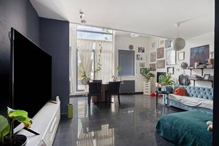 Ruim appartement met 1 slaapkamer en vide – Bilzersteenweg 40, Bilzen-Hoeselt<br /><br />Op zoek naar een ruim en instapklaar appartement in een centrale, goed bereikbare omgeving tussen Bilzen en Hoeselt? Dit appartement op het eerste verdiep biedt alles wat u zoekt.<br /><br />Het appartement bestaat uit een lichtrijke leefruimte, een functionele keuken en een badkamer. De ruime slaapkamer met vide zorgt voor een extra dimensie en biedt tal van mogelijkheden, bijvoorbeeld als bijkomende opbergruimte, dressing of gezellig hoekje.<br /><br />Een belangrijke troef van dit pand is de ruime parkeergelegenheid, zowel aan de voor- als achterzijde van het gebouw, ideaal voor bewoners en bezoekers.<br /><br />Het appartement is momenteel verhuurd aan € 600/maand, wat het een interessante opportuniteit maakt voor beleggers op zoek naar een rendabel vastgoedproject met een vaste huurinkomst.<br /><br />Kort samengevat:
<ul>
<li>Ligging: Bilzersteenweg 40, Bilzen-Hoeselt</li>
<li>Eerste verdiep</li>
<li>1 ruime slaapkamer met vide</li>
<li>Voldoende parkeerplaatsen voor en achter het gebouw</li>
<li>EPC: 217 kWh/m² (label C)</li>
<li>Momenteel verhuurd aan € 600/maand</li>
</ul>
Interessant voor investeerders<br />Interesse of meer info? Neem gerust contact op voor een bezoek ter plaatse.