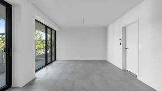 Welkom op Schaapsdries 2D bus 32 in Genk.<br /><br />Zoekt u een modern en energiezuinig nieuwbouwappartement met een private parkeerplaats en een gesloten ondergrondse fietsenberging?<br />Dan is dit appartement zeker het ontdekken waard.<br /><br />Dit éénslaapkamerappartement is gelegen op de derde verdieping en beschikt over een bewoonbare oppervlakte van 76 m².<br />Daarnaast beschikt u over een ruim terras van maar liefst 16 m².<br /><br />De hedendaagse afwerking zorgt voor een volledig instapklare woonomgeving.<br />Het appartement bevindt zich op een boogscheut van het centrum van Genk en is gelegen in een rustige, residentiële omgeving te midden van maar liefst 2 hectare groen.<br />Hier geniet u van een aangename woonomgeving met de rust van de natuur, terwijl winkels, horeca, scholen en andere voorzieningen vlot bereikbaar zijn.<br /><br />Troeven van dit appartement<br />✔ Residentiële ligging<br />✔ Energiezuinig appartement<br />✔ Zonnepanelen aanwezig<br />✔ Warmtepomp (verwarmen en koelen)<br />✔ Private parkeerplaats<br />✔ Goede bereikbaarheid<br />✔ Winkels en voorzieningen vlakbij<br />✔ Collectieve ruimtes en tuinen<br />✔ Lift aanwezig<br />✔ Gordijnrails en verlichting reeds voorzien<br />✔ Vliegenramen in iedere ruimte <br /><br />Indeling:<br />+ Inkomhal<br />+ Toilet<br />+ Woon- en eetkamer<br />+ Keuken<br />+ Badkamer<br />+ Slaapkamer<br />+ Terras <br />+ Parkeerplaats<br /><br />Beschikbaarheid: vanaf 01/10/2026<br /><br />Financiële info:<br />Maandelijkse huur: 1000 euro<br />Maandelijke kosten/onderhoudscontract: 90 euro<br />Waarborg: 3000 euro (3 maanden)<br />Nutsvoorzieningen: apart te betalen<br /><br />Dankzij de combinatie van energiezuinig wonen, hedendaags comfort en een groene ligging biedt dit appartement alles voor wie op zoek is naar aangenaam en zorgeloos wonen in Genk.<br /><br />Heeft u interesse in dit appartement?<br /><br />Stuur uw contactaanvraag door via e-mail naar info@frerevastgoed.be<br />Gelieve uw telefoonnummer er telkens bij te vermelden.