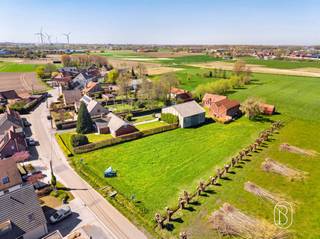Deze bouwgrond is zeer goed gelegen, genietend van een prachtig open zicht. Geen bouwverplichting, voor de bouw van een villa. Mogelijkheid bijkopen aanpalende bouwgrond. Veel potentieel, op een mooie locatie!