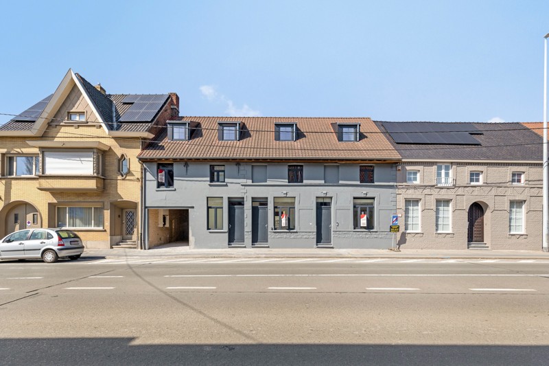 Volledig gerenoveerd, 1 slaapkamer appartement met terras en parkeerplaats TE KOOP in Beveren-Leie! - foto 1