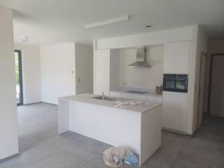 Energie-neutraal instap klaar nieuwbouwappartement in Neerpelt centrum kortbij school, trein, horeca, winkels, .... Het appartement bestaat uit een inkomhal, woonkamer, keuken, berging, 1 slaapkamer, badkamer (inloopdouche/wastafel), toilet apart. Terras. Autostaanplaats + berging in de kelder. Volledig opgeverfd. Vaste verlichting. Vloerverwarming. Geothermie (geen gas meer). Zonnepanelen 2000 watt. Bring-me systeem. Fietsenstaanplaatsen 2 x. Gemeenschappelijke kosten zijn 100 euro per maand. Voor meer info contacteer ons via info@vastgoedfransen.be.