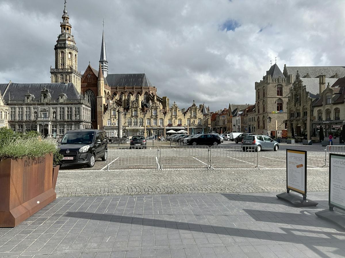 Rez-de-chaussée commercial à louer sur la Grote Markt à Furnes. - photo 4