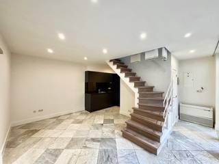 Dit aangename duplexappartement is gelegen in de charmante Sint-Paulusbuurt te Antwerpen. Dankzij de centrale ligging geniet je van een rustige...