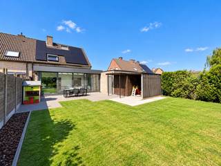Op zoek naar een instapklare woning met ruimte, comfort een prachtig uitzicht en een EPC A label? Dan is deze charmante halfopen bebouwing, kloek gebouwd in 1997 en gelegen in een rustige woonwijk te Rieme/Ertvelde, zeker het ontdekken waard!<br /><br />De woning staat op een volwaardig perceel van maar liefst 566 m² en geniet achteraan van een heerlijk landelijk uitzicht en een mooie vergezichten. Een ideale plek om thuis te komen en volop te genieten van rust en ruimte.<br /><br />Binnen beschikt de woning over een ruime en aangename leefruimte, aangevuld met een prachtige recente leefveranda die zorgt voor extra licht en een directe verbinding met de tuin. De woning werd doorheen de jaren zeer mooi onderhouden en vernieuwd, met onder andere nieuwe vloeren en plafonds.<br /><br />De moderne, volledig geïnstalleerde keuken en de verzorgde badkamer sluiten perfect aan bij het instapklare karakter van de woning. Verder zijn er 3 volwaardige slaapkamers en biedt de zolder nog interessante mogelijkheden voor wie extra ruimte wenst.<br /><br />Ook technisch heeft deze woning heel wat te bieden. Er is HR beglazing met (deels) rolluiken, totale isolatie en een recente CV-ketel op aardgas van 2019. Daarnaast beschikt de woning over een waterontharder en zonnepanelen met groenestroomcertificaten. Met een bijzonder gunstig EPC-label A (91 kWh/m²/jaar) is energiezuinig wonen hier alvast een zeer belangrijke troef. Bovendien is er geen asbest aanwezig.<br /><br />Buiten geniet je van een toffe tuin met een prachtig landelijk uitzicht. De handige oprit biedt voldoende parkeergelegenheid en leidt naar een aparte garage die in uitstekende staat verkeert.<br />Een woning die rust, ruimte, comfort en energiezuinigheid mooi combineert. Kortom: een thuis die je met plezier instapklaar kunt noemen!