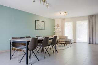 Met een uitstekend EPC, een praktijkruimte en 3 slaapkamers, biedt deze woning een perfecte combinatie van comfort en duurzaamheid.<br /><br />Gelegen in een zeer rustige en kindvriendelijke woonwijk in Heule, geniet u hier van de rust en de nabijheid van voorzieningen, scholen en openbaar vervoer. Dankzij zonnepanelen en een uitstekende isolatie is deze woning zeer energiezuinig. Dat betekent een lage energierekening en een duurzame toekomst.<br /><br />U komt binnen via de inkomhal, die toegang geeft tot de ruime en lichtrijke woonkamer met aansluitend de grote leefkeuken. De keuken is voorzien van alle moderne toestellen. Via de achterdeur in de praktische wasberging komt u in de achtertuin met tuinhuis.<br /><br />Op de eerste verdieping bevindt zich de nachthal, die toegang geeft tot 3 ruime slaapkamers, een apart toilet en een comfortabele badkamer met douche en bad.<br /><br />De omgebouwde garage fungeert momenteel als een handige praktijkruimte. Met het plaatsen van een sectionale poort kan deze ruimte echter eenvoudig terug omgevormd worden tot een garage. <br /><br />Extra troeven:<br />- Zonnepanelen voor een lage energierekening<br />- Zonneluifel voor schaduw op het terras<br />- Regenwaterput aanwezig<br />- Oprit en fietsenstaling in de voortuin<br />- Alle gordijnen, rekken in de berging en grote kast in de hoofdslaapkamer blijven aanwezig<br /><br />Deze woning biedt alles wat u nodig heeft voor een comfortabel en duurzaam leven met een gezin. De aparte praktijkruimte biedt bovendien interessante mogelijkheden voor zelfstandigen en vrije beroepen.<br /><br />Wenst u meer info over deze woning of wenst u een bezoek ter plaatse? Contacteer Michelle Decoutere (0493 25 46 81 - michelle.decoutere@dewaele.com) <br /><br /><br />De eigendom wordt aangeboden via de Pre-sale formule. Van 20/08/2026 om 16:00 tot 24/08/2026 om 12:00 kan u het huis op afspraak komen bezichtigen en een bod uitbrengen. De vermelde prijs is een instelprijs. Voor meer info, gelieve contact op te nemen met de dossierverantwoordelijke.<br /><br />Bestuursmaatregelen in het maatregelenregister: nee