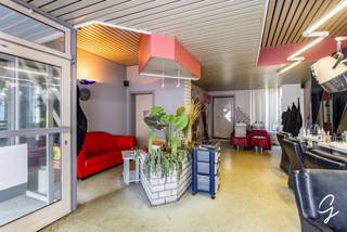 <p>Op zoek naar een pand waar u wonen en werken perfect kunt combineren? Dit handelspand geniet van een absolute A-ligging in het centrum van Geraardsbergen en biedt dankzij de uitstekende zichtbaarheid tal van commerciële mogelijkheden.</p>
<p>De ligging is ideaal: het station van Geraardsbergen en openbaar vervoer bevinden zich vlakbij en fietsstallingen zijn op minder dan 50 meter gelegen. Een uitstekende locatie voor een winkel, kantoor, praktijk, handelszaak of commerciële dienstverlening.</p>
<p>Het gelijkvloers beschikt naast de commerciële ruimte over sanitair voor het ontvangen van klanten, alsook over een ruime opslagplaats en koer achteraan.</p>
<p>Boven het handelspand bevindt zich een appartement verdeeld over twee verdiepingen, bestaande uit een leefruimte, keuken, badkamer en 2 slaapkamers. Ideaal om zelf te bewonen, te verhuren of te combineren met uw zaak.</p>
<p>Het gebouw dient gerenoveerd te worden, maar biedt hierdoor volop mogelijkheden om het volledig naar eigen wensen in te richten. Een bijkomende troef: het volledige gebouw is asbestvrij, wat de renovatie aanzienlijk vereenvoudigt.</p>
<p>De woning is niet verhuurd en zal vrij zijn bij akte.</p>
<p>Een unieke opportuniteit voor ondernemers, zelfstandigen en investeerders die op zoek zijn naar een commerciële topligging met woonmogelijkheid en renovatiepotentieel.<br /><br />Meer info? Een bezoek? Bel Jordi 0477/32.61.53</p>