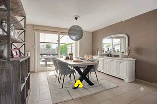 Calme, espace et un emplacement exceptionnel : cette maison parfaitement entretenue combine le meilleur de deux mondes.<br /><br />Située dans une rue tranquille en cul-de-sac, sans circulation passante, vous profiterez ici de toute l'intimité, tout en étant à distance de marche de la ville de Nieuport et de Nieuport Plage. De plus, derrière la maison se trouve une piste cyclable qui relie directement les deux lieux.<br /><br />Avec une superficie habitable de 159 m² , cette maison prête à vivre offre tout le confort à ceux qui recherchent un style de vie sans soucis.<br />Au rez-de-chaussée, un hall d'entrée spacieux avec vestiaire et toilettes pour invités vous accueille dans un espace de vie baigné de lumière, où de grandes baies vitrées créent une ambiance agréable et une belle connexion avec le jardin. La cuisine entièrement équipée s'ouvre parfaitement sur l'espace de vie et constitue le cœur de la maison. De plus, vous disposez d'un grand garage avec une buanderie pratique et un espace de rangement supplémentaire.<br /><br />Le premier étage comprend trois chambres à coucher et une salle de bain soigneusement aménagée avec baignoire, lavabo et toilettes.<br /><br />À l'extérieur, vous pourrez également profiter pleinement. Le jardin joliment aménagé et parfaitement entretenu avec terrasse ensoleillée est l'endroit idéal pour se détendre en toute tranquillité ou passer des moments conviviaux en famille et entre amis. En outre, un espace de stationnement est prévu devant la maison pour une voiture.<br /><br /><strong>Atouts de cette maison :</strong>
<ul>
<li>Emplacement calme dans une rue en cul-de-sac</li>
<li>À distance de marche de Nieuport Ville et de Nieuport Plage</li>
<li>Connexion cyclable directe derrière la maison</li>
<li>159 m² de superficie habitable</li>
<li>Trois chambres spacieuses</li>
<li>Grand garage avec buanderie et rangement</li>
<li>Prêt à vivre et en excellent état</li>
<li>Jardin ensoleillé et facile à entretenir avec terrasse</li>
<li>Parking privé devant la maison</li>
</ul>