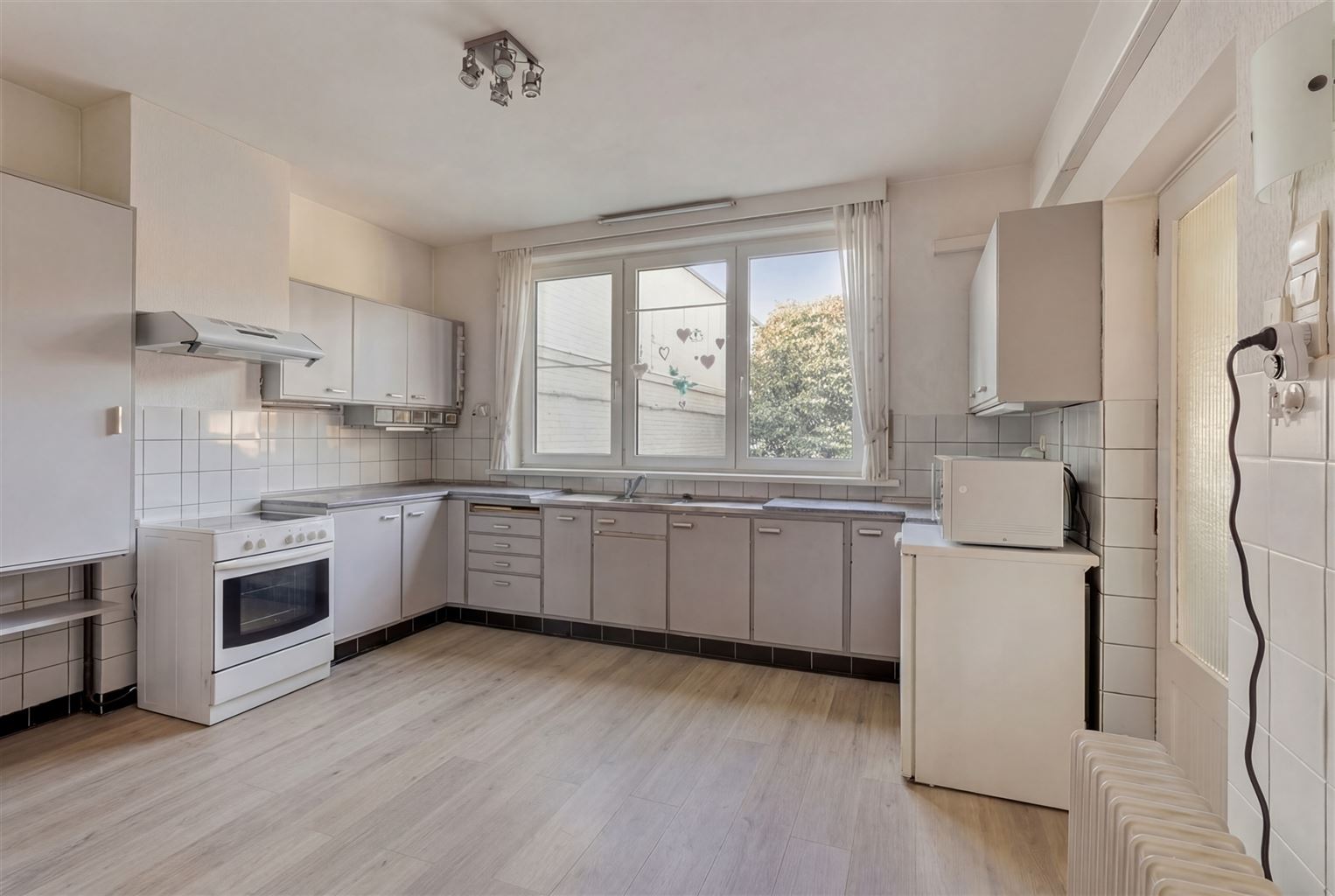 Ruime halfopen stadswoning met 3 slaapkamers, gezellige binnenkoer en achterliggende loods in het centrum van Maaseik. - foto 5