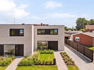 <p><span>Zeer goedgelegen, kwalitatieve moderne nieuwbouw gelegen in de Moorstraat te Sint-Eloois-Vijve.</span><br /><br /><span>Goedgelegen MODERNE kwalitatieve nieuwbouw, voorzien van de laatste technieken.</span><br /><span>INDELING: inkom, apart toilet, gezellige lichtrijke leefruimte met open geïnstalleerde keuken, berging en wasplaats, eventuele carport, en op het verdiep 3 slaapkamers en badkamer.</span><br /><br /><span>Voorzien van ZONNEPANELEN, vloerverwarming warmtepomp.</span><br /><br /><span>Info: emiel@immobeguin.be</span></p>