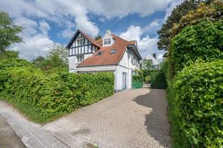 Charmante koppelvilla rustig gelegen in het Britspad/Poolspad vlakbij het Dominicanenkerkje, in hartje het Zoute. De lichtrijke woon- en eetkamer geniet van een overvloed aan natuurlijk licht en een sfeervolle open haard. Keuken uitgevend op een zonnig, zuid-westgericht terras. Aparte berging/wasruimte. Eerste verdieping met 2 volwaardige slaapkamers met elk hun privatieve badkamer. Op de 2de verdieping 2 volwaardige slaapkamers met 2 badkamers. Elke ruimte in de woning geniet van prachtige, charmante zichten op de omgeving in de paadjes. Meerdere autostandplaatsen voor de villa. De woning is opgenomen in de lijst van bouwkundig erfgoed. Fietsenberging. Contacteer Knokke Real Estate om een bezoek in te plannen.