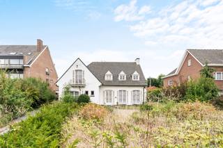 Charmante te renoveren villa/af te breken villa met bouwvergunning voor 8 appartementen en 12 staanplaatsen. Ideale commerciële ligging nabij...