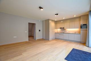 In het stadscentrum van het prachtige Nieuwpoort vindt u dit piekfijn appartement terug (55m² +11m² terras). Het appartement maakt deel uit van het prachtige complex gelegen op de site van het voormalige Clarissenklooster tussen de Recollettenstraat en de Hoogstraat, in een oase van groen en rust! Dit uitstekend afgewerkt appartement bestaat uit een living met aansluitend terras, een open totaal geïnstalleerde keuken, badkamer met inloopdouche, lavabo en toilet en 1 ruime slaapkamer. De flat en het volledige complex zijn perfect aangepast aan rolstoelgebruikers. Aanwezigheid van uitgebreid dienstenpakket met woonassistent, crisiszorg en continue permanentie door middel van een oproepsysteem. Met zijn extra faciliteiten (brasserie, fitness, wellness, kapper,...) biedt Clarenhof ook nét dat ietsje meer! EPC: 125 UC: 3436887 (Ref. NI26894)