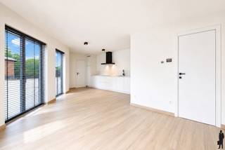 Modern en energiezuinig gelijkvloers appartement met garage in Velle (Temse)<br /><br />Ontdek dit recent gebouwd en uiterst energiezuinig gelijkvloers appartement, gelegen in het rustige Velle (Temse), met een vlotte bereikbaarheid en nabijheid van alle voorzieningen.<br /><br />Indeling:<br /><br />Lichtrijke, moderne leefruimte<br />Open, volledig uitgeruste keuken<br />Gezellig balkon<br />1 ruime slaapkamer<br />Moderne badkamer met dubbele lavabo en inloopdouche<br />Garage<br /><br />Dankzij het uitstekende E-peil van slechts 9 geniet u van een bijzonder laag energieverbruik en een hoog wooncomfort.<br /><br />Huurprijs van €850 (appartement + garage) + €100 (warmtenet) <br /><br />Dit instapklare appartement combineert hedendaags wonen met een gunstige ligging nabij winkels, openbaar vervoer en belangrijke verbindingswegen.<br /><br />Beschikbaar vanaf 01/07/2026.<br /><br />Interesse in een bezoek?<br />Contacteer ons via waasland@deboerenpartners.be of bel naar 03 355 77 00. Wij helpen u graag verder!