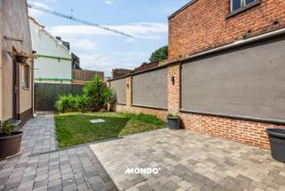 Bent u op zoek naar een ruime woning met tal van mogelijkheden? Dan is deze eigendom in het hart van Willebroek absoluut een bezoek waard.<br /><br />Deze karaktervolle woning werd sinds 2015 bijna volledig gerenoveerd en omgevormd van een voormalig handelspand tot een ruime eengezinswoning. De bovenverdiepingen zijn reeds afgewerkt en volledig instapklaar, terwijl de gelijkvloerse verdieping nog casco is. Alle technische voorzieningen en aansluitingen zijn reeds aanwezig, zodat u deze volledig naar eigen smaak kunt afwerken. Hierdoor is de woning niet alleen ideaal als ruime gezinswoning, maar ook perfect geschikt voor een combinatie van wonen en werken, een vrij beroep of opnieuw een handelszaak.<br /><br />De woning beschikt over een bewoonbare oppervlakte van ca. 260 m² op een perceel van 215 m² en is bereikbaar via zowel de voor als achteringang. Op het gelijkvloers vindt u naast de casco leefruimte een ruim terras van ca. 50 m², een bureauruimte van 21 m² en een kelder van ca. 30 m² die dienstdoet als technische ruimte en extra bergruimte.<br /><br />Op de eerste verdieping bevindt zich een ruime slaapkamer van 28 m² met aansluitende badkamer van 15 m², reeds voorzien van alle nodige aansluitingen. De tweede verdieping is momenteel ingericht met een volledig uitgeruste keuken, leefruimte en een tweede badkamer, maar kan eenvoudig worden heringericht tot één of twee extra slaapkamers. De derde verdieping of mezzanine doet momenteel dienst als een volwaardige slaapkamer van ca. 20 m².<br /><br />De centrale ligging vormt een absolute troef. Winkels, horeca, scholen, recreatie, openbaar vervoer en groene zones bevinden zich op wandel en fietsafstand. Bovendien geniet u van een uitstekende bereikbaarheid dankzij de nabijheid van de A12 richting Antwerpen en Brussel.<br /><br />Bijzonderheden<br />EPC: 147 kWh/m² (energiezuinig)<br />Bewoonbare oppervlakte: ca. 260 m²<br />Perceeloppervlakte: 215 m²<br />Casco gelijkvloerse verdieping met tal van mogelijkheden<br />Geschikt voor handel of vrij beroep<br />Praktische achteringang<br />Ruim terras van ca. 50 m²<br />Centrale ligging nabij winkels, scholen, openbaar vervoer en de A12