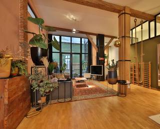 <p>Karaktervol en uitzonderlijk ruim gelijkvloers appartement van maar liefst 160 m²<span> </span>met een uitgesproken industriële uitstraling, gelegen in het hart van Antwerpen.</p>
<p>Bij het binnenkomen valt meteen de openheid en overvloedige lichtinval op. Authentieke<span> </span>houten balken geven het geheel extra charme en karakter, en vormen een prachtige combinatie met de stoere industriële accenten.</p>
<p>De royale leefruimte sluit naadloos aan op een stijlvolle<strong> </strong>open keuken met warme houten kasten, een centraal kookeiland en kwalitatieve, <br />moderne toestellen: ideaal voor wie graag kookt en gasten ontvangt.</p>
<p>Dankzij de ligging op het gelijkvloers geniet u van vlotte toegankelijkheid en een directe connectie met de buitenruimte, zonder in te boeten aan privacy.<br /><br />Extra interessant: het appartement is momenteel verhuurd, wat het niet alleen een prachtige woonplek maakt, maar ook een uitstekende opportuniteit voor investeerders. Je geniet hier dus meteen van een stabiel rendement, op een toplocatie in de stad.</p>
<p>Een unieke woonkans voor wie houdt van ruimte, licht en authenticiteit, midden in de stad.</p>
<p>TROEVEN:<br />- Zeer gegeerde locatie<br />- Conform EK en laag EPC<br />- Uniek appartement<br /><br />Meer informatie en documenten (EPC, Asbest, AREI) via www.jamar.immo.<br /><br />Vg, Wg, Gvkr, Gmo, Gvv – niet gelegen in overstromingsgevoelig gebied.</p>