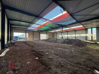 Strategisch gelegen nieuwbouw KMO-unit van 1.193 m² te huur in Deinze. De unit maakt deel uit van het KMO-park 'SCHIPDONK'. Deze locatie zorgt...