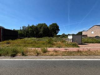 Deze goed bereikbare bouwgrond is geschikt voor een open bebouwing en heeft een straatbreedte van meer dan 16 meter. De ligging te Winkelomseheide 73 zorgt voor een goede verbinding naar het centrum van Geel, de E313 en de omliggende gemeenten. Al deze troeven maken van deze bouwgrond de ideale plaats om uw thuis te bouwen.<br /><br />Kenmerken:<br />- Totale oppervlakte: 540 m²<br />- Perceelbreedte: 16 m<br />- Perceeldiepte: 35 m<br />- Bestemming: woongebied<br />- Oriëntatie: west<br /><br />Het perceel leent zich perfect voor het bouwen van een ruime gezinswoning.<br /><br />Voor meer informatie over de mogelijkheden bij dit perceel bent u altijd welkom op ons kantoor of kan u ons steeds bereiken via info@vastengoed.be of 014 72 73 74.<br /><br />Wenst u een gratis schatting van uw eigendom? Contacteer ons vrijblijvend voor een afspraak!