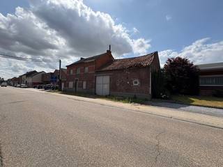 Op de Zoutleeuwse Steenweg 13 te Zoutleeuw vinden we deze hoeve terug op een ruim perceel van 1443 m². De vergunning is echter volledig in orde om de bestaande constructie te slopen en twee half open woningen te bouwen (6 % btw ipv 21% !). Ideaal dus voor de ontwikkelaar of bouwheer de geen kostbare tijd wil verliezen met een aanslepende vergunningsprocedure.<br /><br />Interesse in deze opportuniteit? Neem snel contact op voor een verkennend gesprek!