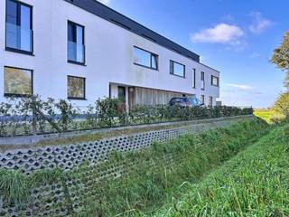 Instapklare woning op een mooie locatie bestaande uit een inkomhal met gastentoilet, gezellige leefruimte, ingericht bureel, volledig...