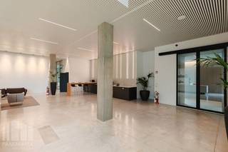 Bent u op zoek naar een unieke kantoorruimte op een toplocatie met onmiddellijke verbinding naar belangrijke snelwegen? Dan is deze kantoorruimte van 633 m² op het gelijksvloer van de innovatieve en hypermoderne bedrijvencampus 'O-Forty' precies wat u zoekt. Gelegen naast op- en afrit 9 Oostkamp én met visibiliteit langs de E40 biedt deze ruimte een uitstekende bereikbaarheid.<br />
<br />
De kantoren zijn bemeubeld en volledig ingericht. U kunt ook gebruik maken van de gemeenschappelijke refter/ontspanningsruimte en extra vergadermogelijkheden (en seminarie ruimtes) in toren 'B'. <br />
<br />
Deze bedrijvencampus biedt nog vele andere voordelen, zoals een event space, coworking space, foodbar, fitness, padel, badgesysteem, pakjesmuur en ruime boven en ondergrondse parkeermogelijkheden. Onmiddellijk beschikbaar!<br />
<br />
EPC: 20260731-0020085613-NR-1<br />
<br />
Neem contact op met PANORAMA B2B voor bijkomende inlichtingen, plannen of een vrijblijvend plaatsbezoek via 0479 70 70 73.