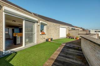 <p><span>Ruim duplexappartement 120m² met groot terras 40m² in Schoten</span></p><p><span>Wonen in stijl, met ruimte en licht op toplocatie.</span></p><p><span> </span></p><p><span>In de rustige en groene omgeving van Schoten vind je dit unieke duplexappartement op de tweede en dakverdieping. Oorspronkelijk ontworpen als twee duplexen, geniet dit appartement van een uitzonderlijke ruimtelijkheid en een slim ingedeelde woonflow.</span></p><p><span> </span></p><p><span>Troeven op een rij:</span></p><p><span> Lichtrijke leefruimte: Ruime woonkamer, eetkamer en open keuken met directe toegang tot een terras van ca. 40 m².</span></p><p><span> Extra zitruimte: Tweede leefruimte met trap naar de mezzanine, perfect als lounge, bureau of hobbyruimte.</span></p><p><span> Open mezzanine: Polyvalente ruimte (kan omgevormd worden naar een 2e slaapkamer) met veel mogelijkheden, aansluitend op de slaapkamer.</span></p><p><span> Slaapkamer met ingemaakte kasten: Slim ingericht voor optimaal comfort.</span></p><p><span> Badkamer en gastentoilet: Voorzien van douche, wastafel en toilet.</span></p><p><span> Technische berging: Praktisch ingedeeld voor extra opslagruimte.</span></p><p><span> </span></p><p><span>Wonen in een groene, centrale omgeving</span></p><p><span>Gelegen in een rustige woonwijk in Schoten, combineert deze locatie het beste van beide werelden: groen en rustig wonen, met alle voorzieningen binnen handbereik. Winkels, scholen en openbaar vervoer zijn vlot bereikbaar, en de nabijheid van de autosnelwegen zorgt voor een snelle verbinding met Antwerpen en omliggende gemeenten.</span></p><p><span> </span></p><p><span>Interesse?</span></p><p><span>Ervaar zelf de ruimte en het wooncomfort van dit bijzondere appartement. Neem vandaag nog contact op met Sofie via 03 646 66 55 of sofie@sinjoor.be en plan een bezichtiging.</span></p>
