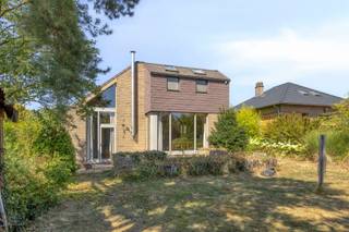 <p><strong>Architectenwoning met karakter op een prachtig perceel van bijna 10 are in landelijk Bierbeek! EPC label C</strong><br /><br />Op zoek naar een woning met potentieel en een origineel architecturaal concept? Deze karaktervolle architectenwoning in het landelijke Bierbeek, vlak bij Leuven, biedt een bijzonder uitgangspunt voor wie een woning volledig naar eigen smaak wil opfrissen of renoveren.<br /><br />De woning beschikt over 3 à 4 slaapkamers en een inpandige garage op een ruim terrein van bijna 10 are. Dankzij de doordachte architectuur en de bijzondere indeling ademt het geheel een eigen karakter uit — ideaal voor wie verder wil kijken dan een klassieke woning.<br /><br />De woning vraagt een opfrissing of grondige renovatie, maar biedt tegelijk tal van mogelijkheden om de bestaande architectuur opnieuw tot haar recht te laten komen en er een hedendaagse, comfortabele thuis van te maken.<br /><br />Een woning voor wie ruimte, architectuur en mogelijkheden weet te waarderen en op zoek is naar een uniek renovatieproject in een groene, landelijke omgeving.<br /><br /><strong>Interesse? Contacteer Anne-Leen 0495/138.111</strong></p>
