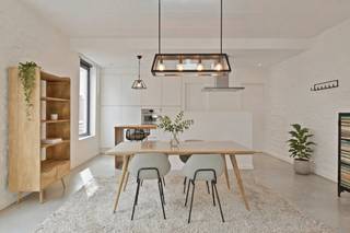 In de Spitaalpoortstraat, op de grens van Gent en Sint-Amandsberg, bevindt zich deze karaktervolle duplex (128 m² bruto) met privatieve inkom - een eigendom waar licht, ruimte en architectuur elkaar versterken.Via de eigen trap bereikt u de eerste leefverdieping, opgevat als een open geheel. De leefruimte en keuken vloeien naadloos in elkaar over en genieten van veel daglicht dankzij de grote raampartijen. Aansluitend bevindt zich een praktische berging met aansluiting voor wasmachine en droogkast, evenals een apart toilet.De tweede verdieping omvat een volwaardige slaapkamer, een badkamer met douche en toilet, en een polyvalente ruimte die naar wens kan worden ingericht (bureau, dressing of extra kamer). Vanuit deze verdieping is er toegang tot het zonneterras van 10 m².De doordachte architectuur geeft het appartement een eigen identiteit, terwijl de indeling flexibiliteit biedt in gebruik.Ook technisch zit het goed: EPC-label B, vloerverwarming, HR-glas, voldoende isolatie, conforme elektriciteit en een asbestveilig attest.Op wandelafstand bevindt zich een garagebox die optioneel kan worden aangekocht (€10.000).Het gebouw bestaat uit slechts twee entiteiten (met een loft op het gelijkvloers), waardoor er geen syndicus is en de maandelijkse kosten minimaal blijven.Een ideale woonplek voor wie karaktervol wil wonen, met stadse dynamiek binnen handbereik.Bestuursmaatregelen in het maatregelenregister: nee