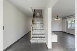 Op zoek naar een ruime en instapklare woning met veel comfort, energiezuinigheid én een heerlijke buitenruimte? Deze verzorgde open bebouwing op een perceel van maar liefst 10 are combineert ruimte, praktische voorzieningen en modern wooncomfort.<br /><br />INDELING<br />Gelijkvloers: inkomhal, toilet, leefruimte, zithoek, ruime keuken, berging en badkamer met inloopdouche;<br />Eerste verdieping: overloop, 4 slaapkamers, tweede badkamer met inloopdouche;<br />Zolder die toegankelijk is via een trapluik en kelder die gebruikt kan worden als voorraadkamer. <br /><br />Ook technisch is de woning uitstekend uitgerust. Zo beschikt ze over zonnepanelen met een installatie van 3.750 kWp, spouw- en dakisolatie en een EPC-label B. De elektrische installatie is conform. Het dak werd vernieuwd in 2010.<br /><br />PLUSPUNTEN<br />+ 4 slaapkamers<br />+ 2 badkamers met inloopdouche<br />+ Verwarmd zwembad<br />+ 5.000 liter regenwaterput<br />+ Zonnepanelen: 3.750 kWp<br />+ EPC-label B<br />+ Elek conform<br />+ Ruime tuin met overdekt terras<br />+ Garage <br /><br />Een woning die ruimte, comfort en energiezuinigheid mooi weet te combineren, met als absolute blikvanger het verwarmde zwembad. <br /><br />Een ideale gezinswoning voor wie comfortabel wil wonen en volop wil genieten van het buitenleven.