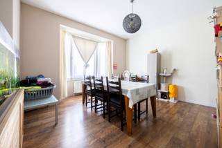 Op zoek naar een ruim appartement op een centrale ligging? Dit aangename appartement bevindt zich op de eerste verdieping van een kleinschalig gebouw zonder lift, midden in het centrum van Kapellen, op wandelafstand van winkels, openbaar vervoer en andere voorzieningen.<br /><br />Het appartement beschikt over een ruime en lichtrijke woonkamer met aansluitend een open keuken. De keuken is uitgerust met een kookplaat, dampkap en een spoelbak. Er is voldoende ruimte voorzien voor het plaatsen van een eigen koelkast, vaatwasser en combi-oven.<br /><br />Verder zijn er twee uitzonderlijk grote slaapkamers die tal van mogelijkheden bieden qua inrichting en comfort.<br /><br />Centraal is er nog de badkamer met ligbad, dubbel lavabomeubel en een toilet. Er is nog een praktische berging met aansluiting voor zowel een wasmachine als een droogkast.<br /><br />Tot slot is er een gemeenschappelijke fietsenstalling.<br /><br />Er zijn geen gemeenschappelijke kosten. Individuele meters gas, elektriciteit en water. <br /><br />Troeven:<br />•Centrale ligging in het hart van Kapellen<br />•Twee zeer ruime slaapkamers<br />•Kleinschalig gebouw<br />•Geen gemeenschappelijke kosten<br />•Fietsenstalling<br /><br />Interesse? Neem gerust contact op voor meer informatie of een bezoek ter plaatse.