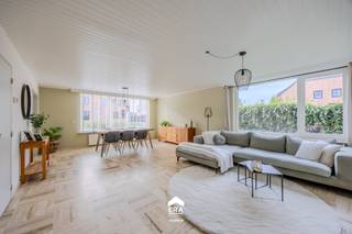 <p>Instapklaar gelijkvloers appartement met tuin en garage</p>
<p><strong>Lommel-Centrum: Ruim (109m²) gelijkvloers appartement met 2 slaapkamers, tuin en garage.</strong></p>
<p><strong><u>Troeven</u></strong></p>
<ul><li>Gelijkvloers met onderhoudsvriendelijke tuin + terras</li><li>EPC = C</li><li>Vernieuwde PVC ramen met HR-glas (2023)</li><li>Badkamer gerenoveerd (2018)</li><li>Ruime garage</li><li>Gunstige ligging nabij Lommel-Centrum en o.a. winkels, scholen, openbaar vervoer, natuurgebied Lommelse Sahara, ..</li><li>Momenteel verhuurd en beschikbaar vanaf 01-01-2027</li><li>Ruime woonkamer met veel lichtinval</li><li>Ook geschikt als investering!</li></ul>
<p><strong><u>Indeling:</u></strong> inkomhal - toilet - woonkamer - keuken -hal - badkamer - berging/wasplaats - slaapkamer 1 - slaapkamer 2</p>
<p><strong><u>Extra:</u></strong> terras - tuin - garage</p>
