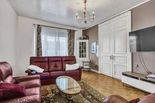 <p>In het <strong>centrum van Aalst</strong> vinden we deze <strong>te renoveren</strong> woning terug met <strong>vier slaapkamers</strong>. De woning is gelegen op <strong>wandelafstand</strong> van het centrum van Aalst en biedt tal van mogelijkheden met een bewoonbare oppervlakte van <strong>195m²</strong>. De woning betreden we via de ruime inkomhal. Via de inkomhal komen we in de <strong>ruime leefruimte</strong> terecht. Via de leefruimte komen we in de keuken terecht, waar zich een vaste trap bevindt voor de <strong>kelder</strong> die ideaal kan dienen als opbergruimte. Via de keuken betreden we een <strong>eerste badkamer</strong> die voorzien is van een <strong>douchecabine en een toilet</strong>. Via de keuken betreden we ook het <strong>gezellige terras</strong>. Via een vaste trap betreden we de <strong>eerste verdieping</strong>. Hier bevinden zich <strong>twee slaapkamers en een bureauruimte</strong>. Via een vaste trap betreden we de <strong>tweede verdieping</strong>. Hier bevinden zich <strong>twee slaapkamers</strong> en een <strong>badkamer</strong> die voorzien is van een <strong>douche en een toilet</strong>. <strong>EPC (D) - CV op Gas - Centrum Aalst</strong></p>