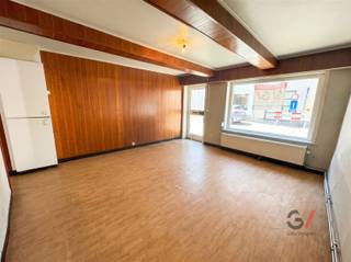 <p><strong>Uniek renovatieproject met enorm potentieel in hartje Scherpenheuvel!</strong></p><p><br />Ben je op zoek naar een woning die je volledig naar je eigen hand kunt zetten? Een project waarin je jouw creativiteit en visie de vrije loop kunt laten? Zoek dan niet verder. Grijp deze unieke kans in de schaduw van de iconische Basiliek van Scherpenheuvel!</p><p>Dit renovatieproject bevindt zich op een absolute toplocatie. Stap de deur uit en je bevindt je meteen in de gezellige sfeer van het stadscentrum. Winkels, sfeervolle terrasjes, scholen en het openbaar vervoer liggen allemaal op wandelafstand. Centraler wonen kan bijna niet!</p><p>Ja, we winden er geen doekjes om: er is werk aan de winkel van kop tot teen, maar dat betekent ook dat je vanaf nul kunt beginnen. Jij krijgt hier de unieke kans om een verouderd pand om te toveren tot een moderne, hippe stadswoning.</p><p>Of je nu een handige harry bent die op zoek is naar een eigen thuis, een investeerder met oog voor rendement, of een starter die de handen uit de mouwen wil steken: dit pand biedt ongekende mogelijkheden.</p><p>Interesse? Neem vandaag nog contact op met Kim van Gilles vastgoed: +32 468 48 61 27 of mail naar kim@gillesvastgoed.be </p><p>Een beeld zegt meer dan woorden… Check hier ons filmpje op Instagram.</p>