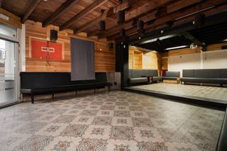 +++ Vijfhoekstraat 6, Liedekerke +++<br />
<p>Dit ruime café is ideaal gelegen op wandelafstand van het centrum en biedt tal van mogelijkheden voor wie een horecazaak wil uitbaten met woongelegenheid erboven. Het café bestaat uit een voorste en achterste ruimte van in totaal 55m² is volledig ingericht met een toog voorzien van drie koelfrigo’s, drie biertappen, een dubbele afwasbak en voldoende kasten voor glaswerk. Achter de toog bevindt zich een praktische berging met aansluiting voor internet en muziekinstallatie. Verder zijn er twee dartsruimtes (10,5m²+ 21m²) en voldoende toiletten (M/V) aanwezig. Het ruime open terras zorgt ervoor dat klanten bij mooi weer buiten kunnen genieten. Op de zolderverdieping bevindt zich een ruime studio met woonkamer en open kitchenette (41m²), een badkamer met ligbad en lavabo (7,8m²), een mezzanine (13,2m²) en drie polyvalente ruimtes die naar wens kunnen worden ingericht als slaapkamer, bureau of opslagruimte. Dit pand combineert de charme van een gezellig dorpscafé met het comfort van een woonst onder één dak. Een unieke kans voor wie op zoek is naar een horecazaak met karakter en veel potentieel in het hart van Liedekerke. Contacteer ons voor meer info of een bezoek op 0478/059 069 of via info@immoteam.be</p>