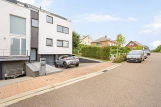 Ruimte, licht en comfortabel wonen op een uitstekend bereikbare locatie.<br /><br />Dit aangename duplexappartement combineert een royale woonindeling met drie slaapkamers, twee terrassen, een privatieve garage en een kelderberging. Dankzij de praktische indeling over twee woonverdiepingen voelt het appartement ruim en huiselijk aan, terwijl de vlotte verbinding met de op- en afritten van de E314 zorgt voor een uitstekende bereikbaarheid.<br /><br />Op de eerste verdieping kom je binnen via de inkomhal, die toegang geeft tot de ruime en lichtrijke leefruimte. De woonkamer sluit mooi aan op de open keuken en vormt samen een uitnodigende leefomgeving met voldoende plaats voor zowel een gezellige zithoek als een volwaardige eethoek. Verder bevinden zich op deze verdieping een praktische berging en een afzonderlijk gastentoilet. De aanwezigheid van de terrassen zorgt bovendien voor aangename buitenruimte als verlengstuk van het interieur.<br /><br />De tweede verdieping vormt het private slaapgedeelte en omvat drie volwaardige slaapkamers. De badkamer is uitgerust met zowel een ligbad als een aparte douche. Ook op deze verdieping is een afzonderlijk toilet voorzien, wat het dagelijkse comfort extra verhoogt.<br /><br />In de kelderverdieping beschikt het appartement over een privatieve garage met automatische poort en kelderberging. Parkeren en extra opslagruimte zijn hier dus meteen mee voorzien.<br /><br />Ook energetisch scoort het appartement goed: het EPC vermeldt een energiescore van 125 kWh/m²/jaar en energielabel B. Het certificaat vermeldt daarnaast centrale verwarming met een condenserende ketel.<br /><br />Troeven: 3 slaapkamers • 2 terrassen • ruime woonkamer met open keuken • badkamer met bad én douche • 2 afzonderlijke toiletten • privatieve garage met automatische poort • kelderberging • EPC-label B • vlotte aansluiting op de E314.<br /><br />Een bijzonder compleet duplexappartement voor wie op zoek is naar ruimte en wooncomfort, gecombineerd met een praktische bereikbaarheid.