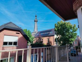 Appartement 94 m² van 2006 op 1<sup>ste</sup> verdieping in kleinschalige blok.<br /><br />Zeer rustig gelegen, met voldoende parkeergelegenheid, in het centrum van Oelegem op 50 meter van een warme bakker en op 250 m van Supermarkt Okay.<br /><br />Vanuit Oelegem zijn de E313 en E34 erg vlot bereikbaar.<br /><br />Indeling: - inkomhal<br /> - toilet<br /> - badkamer met douche<br /> - 2 slaapkamers waarvan 1 ingericht is als dressing<br /> - ruime lichtrijke leefruimte met rechtstreekse toegang tot terras<br /> - volledig geïnstalleerde halfopen keuken<br /><br />Het appartement beschikt bovendien over een ondergrondse privé-bergruimte, ideaal voor o.a. fietsen omwille van uitgang naar de straat.<br /><br /><strong>Troeven:</strong><br />- EPC A<br /> - Ligging<br />- Aangename leefruimte<br /><br />Huurprijs: € 895 + € 50 onkosten = € 945/md<br />Beschikbaar vanaf 01/11/2026<br /><br />Voor meer informatie of een afspraak, bel: 0473 33 33 02 of mail bart@wijns.be<br /><br />