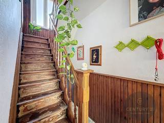 Deze woning werd gedeeltelijk vernieuwd, onder meer de elektriciteit en leidingen.Mits verdere afwerking is dit een zeer geschikte gezinswoning!De...