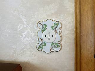 <h3><span>Te koop: karaktervolle villa met renovatiepotentieel</span></h3><p><span>Ben je op zoek naar een woning met charme én ruimte voor jouw eigen creativiteit? Deze karaktervolle woning biedt de perfecte basis om je helemaal uit te leven op het interieur.</span></p><p><span>Al bij het binnenkomen word je verwelkomd in een </span><span>royale, bijzondere inkomhal</span><span> die meteen de toon zet: authentiek, ruim en vol potentieel. Achter de gevel vind je verder </span><span>hoge plafonds, originele vloeren en sierlijke details</span><span> ideale elementen om te combineren met een eigentijdse stijl.</span></p><p><span>Dankzij de </span><span>solide structuur en royale indeling</span><span> kan je deze woning omvormen tot een uniek woonconcept dat verleden en toekomst harmonieus verenigt. Een </span><span>architecturaal boeiend project</span><span> voor wie graag zijn stempel drukt en een huis met karakter wil laten herleven.</span></p><p><span>Op de gelijkvloerse verdieping vind je naast de ruime woonkamer nog een leefkeuken, grote bureau en lichte veranda. Én een dubbele garage met extra veel bergruimte.</span></p><p><span>Troeven:</span></p><ul><li><span>Authentieke elementen met veel charme</span></li><li><span>Royale, karaktervolle inkomhal</span></li><li><span>Ruime indeling en sterke structuur. Ook de grote toegankelijke zolder is op beton voorzien.</span></li><li><span>4 slaapkamers</span></li><li><span>Ideaal om je eigen interieurstijl te realiseren</span></li><li><span>Centrale, goed bereikbare ligging</span></li></ul><p><span> </span></p><p><span> </span></p><p><span>Laat je inspireren door het potentieel en plan snel een bezoek misschien wordt dit wel jouw forever happy place! </span></p>