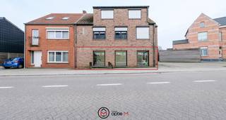 <h2><span>In het centrum van Meerhout, op de Molenstraat 4, bevindt zich dit kantoor/winkelruimte te koop van 84 m². </span></h2>
<p><span>Het pand heeft een commerciële ligging, langs de straat die door het centrum loopt. Dankzij deze centrale locatie is er veel passage en visibiliteit. Je beschikt ook over een parkeerplaats vlak voor de deur en bevindt er zich op wandelafstand extra parkeergelegenheid in het centrum van Meerhout.</span><br /> </p>
De ruime kantoor- of winkelruimte geeft meteen een open en ruim gevoel. Alle houten ramen zijn voorzien van dubbele beglazing en manuele rolluiken. Achteraan bereik je via een kleine hal een berging/archiefruimte met een wasbakje. Aansluitend is er een aparte keukenruimte met gasfornuis en dampkap. Vanuit de keuken heb je toegang tot het toilet en tot de gemeenschappelijke berging waar zich de cv-ketel en technieken bevinden. Internet- en telefoonaansluiting zijn aanwezig.<br /><br /><strong>Troeven van dit kantoor/winkelruimte te koop in Meerhout:</strong>
<ul>
<li>Topligging in het centrum van Meerhout</li>
<li>Gelegen langs een drukke doorgangsstraat met veel passage</li>
<li>Goede zichtbaarheid</li>
<li>Gunstig EPC B</li>
<li>Asbestveilig</li>
<li>84 m² bruikbare oppervlakte</li>
<li>Parkeerplaats vlak voor de deur</li>
<li>Extra parkeermogelijkheden op wandelafstand</li>
</ul>
Ben je op zoek naar een kantoor of winkelruimte in Meerhout? Contacteer ons via lize@optie-m.be of bel naar 0468 21 87 49. <br /><br />Wil je weten wat jouw eigendom waard is? Contacteer ons voor een professionele en vrijblijvende waardebepaling.<br />Extra informatie: VG, WG, GVV, GMO, GVKR.