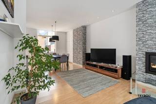 Centraal gelegen, recent gerenoveerd, halfopen woning op goede locatie.De woning bestaat uit;Gelijkvloers: inkomhal - lichtrijke leefruimte -...