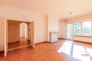 Dit <strong>charmant en lichtrijk appartement</strong> met twee slaapkamers is gelegen in een rustige, groene woonomgeving op korte afstand van zowel het centrum van Sint-Denijs-Westrem als dat van het centrum van Gent. <br /><br />Via de inkomhal kom je in de ruime en lichtrijke leefruimte met een<strong> stijlvolle parketvloer</strong>. Vanuit de woonkamer is er toegang tot het aangenaam en zonnig terras. Daarnaast is er de keuken die bij een renovatie geïntegreerd kan worden in de leefruimte door bijvoorbeeld de tussenmuur weg te halen. Verder zijn er <strong>twee volwaardige slaapkamers</strong>, een gastentoilet, een vestiairekast en een ruime badkamer. In de kelderverdieping is er een private kelderberging. <br /><br />Het appartement is <strong>goed onderhouden</strong> maar kan mits een grondige opfrissing of renovatie opnieuw een pareltje worden die voldoet aan de hedendaagse normen en comfort. Ook een pluspunt naar investering toe: het appartement beschikt over een <strong>conformiteitsattest</strong> voor verhuur. <br /><br />De private afgesloten garagebox dient aangekocht te worden voor €25.000. <br /><br />Interesse in dit goedgelegen, sfeervol en lichtrijk appartement? <strong>Contacteer Gijs</strong> voor een bezoek ter plaatse via <strong>gijs@convas.be</strong> of <strong>0492 84 48 24</strong> (telefonisch of via Whatsapp). 