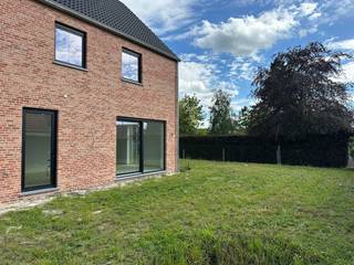Deze alleenstaande bebouwing heeft een gunstige locatie met de E403 en E40 in de nabijheid, wat vlotte verbindingen garandeert.<br />Profiteer anderzijds van een lichtrijke woning met alle voorzieningen in de buurt.<br /><br />Gelijkvloers: inkomhal met apart gastentoilet, lichtrijke leefruimte met open keuken en een aparte berging. <br />Verdieping: nachthal met apart toilet, 3 ruime slaapkamers en badkamer met ligbad, douche en dubbel lavabomeubel. <br />Zolder te bereiken via een zolderluik. <br /><br /><strong>Troeven van de woning: </strong>
<ul>
<li>Lucht-water warmtepomp met vloerverwarming </li>
<li>Twee volwaardige bouwlagen (geen schuin dak in de slaapkamers)</li>
<li>Regenwaterput 10.000 liter (aangesloten op buitenkraantje, toiletten en wasmachine)</li>
<li>E20, zonnepanelen </li>
<li>Parky in de nachthal en slaapkamers</li>
<li>Volledig geschilderd en voorzien van verlichting</li>
</ul>
Heb je interesse in deze alleenstaande nieuwbouwwoning? Neem vrijblijvend contact met ons op voor meer informatie of een bezichtiging.